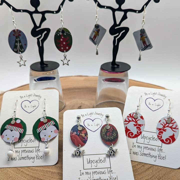 Pendientes navideños, pendientes de temporada, Navidad reciclada para venta al por mayor de Be a Light Jewelry