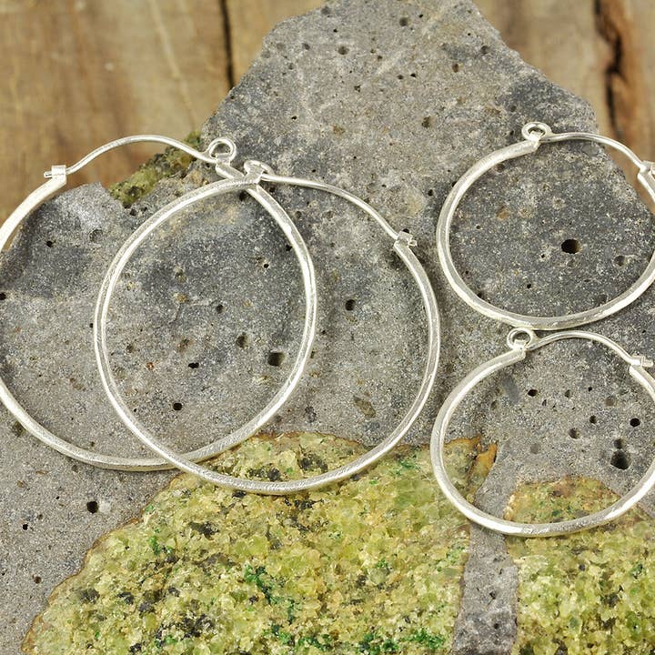 Sterling sølv Hoop øreringe | 1 1/2 „+ 2" bøjler for engroshandel hos Danielle Harrison Jewelry