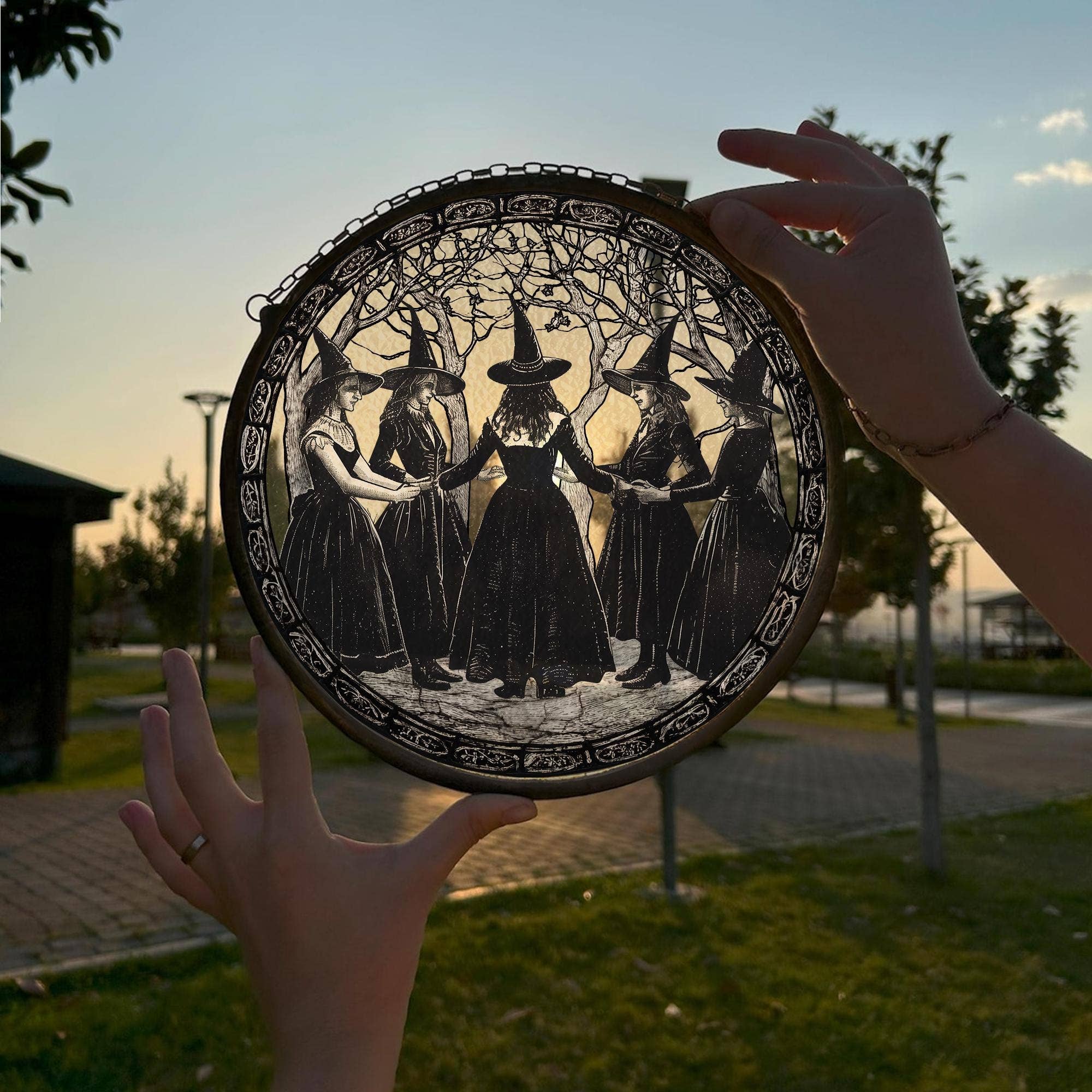 NVC Ecommerce LLC - Vendita all'ingrosso Acchiappasole - Vetrata Decorativa "Girls Will Be Girls", Strega di Salem3