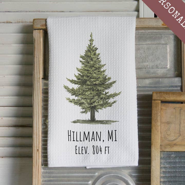 Torchon de cuisine personnalisé sur le thème de la montagne, pin, nom de ville pour la vente par Middlefork & Co.