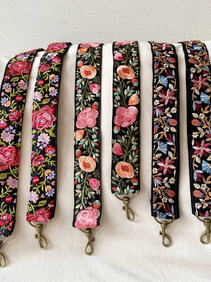 Bagstrap: Paris i sort for engroshandel hos Temple of Treasure