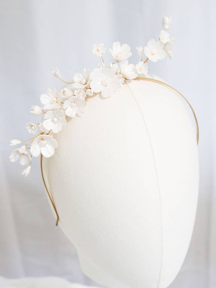 Fleura Hårpynt med Ferskvandsperle og Lerblomst for engroshandel hos Miss Foxine Couture