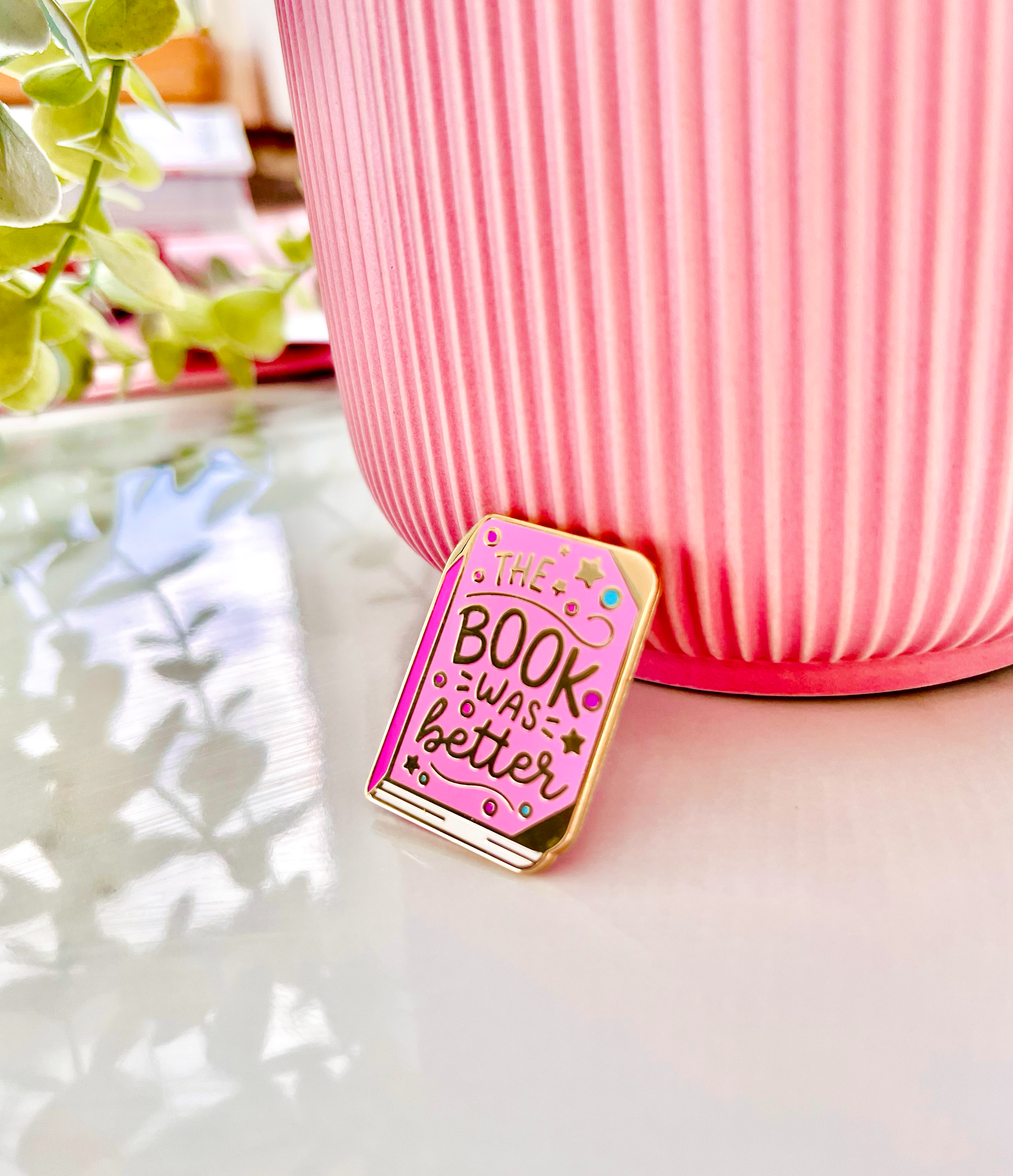 CoconuTacha – Großhandel Anstecker/Button – Anstecknadel „The Book Was Better“ aus hartem Email in Rosa mit Roségold5