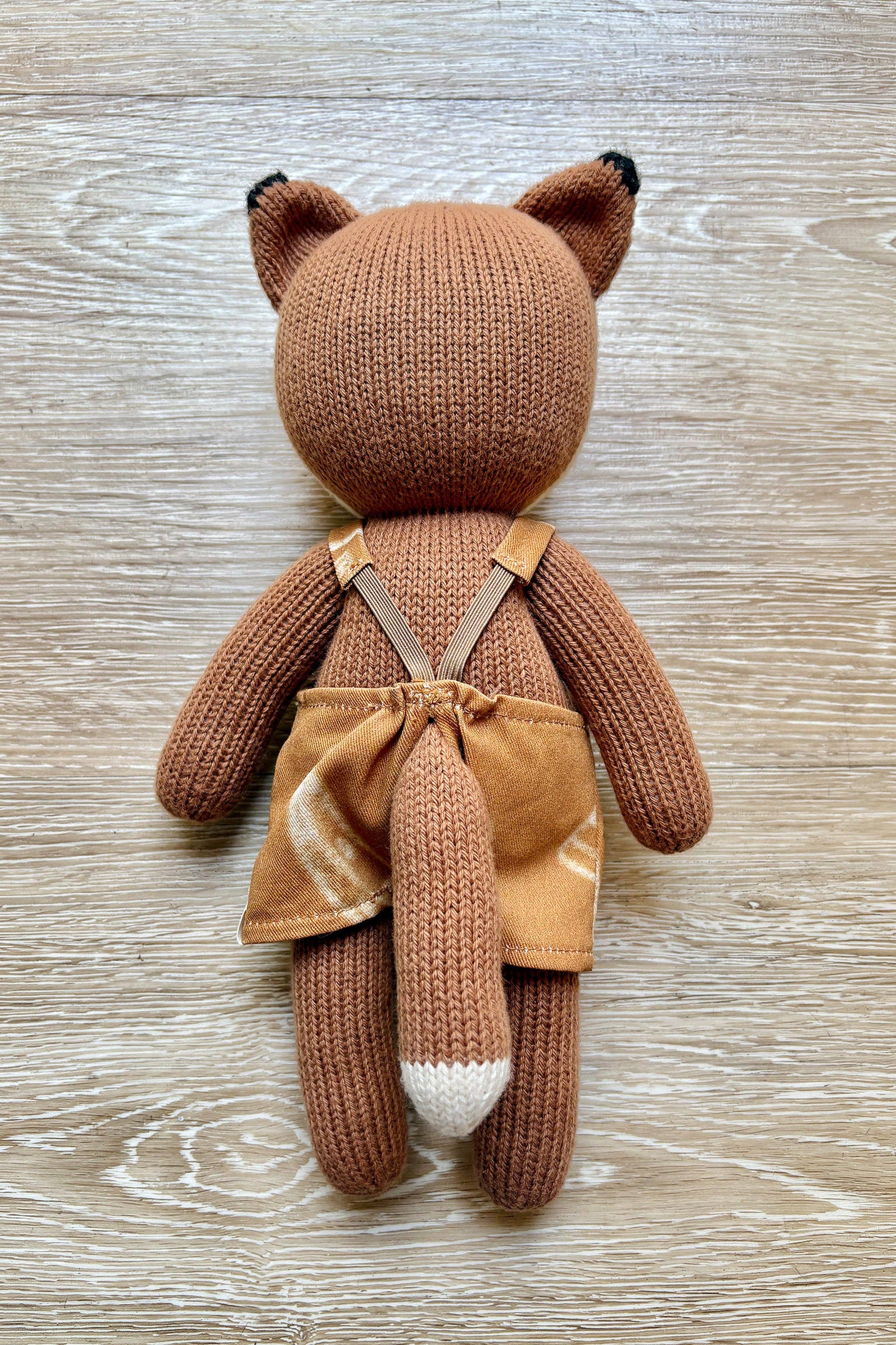 iuju - Vente Peluche – enfant et bébé - Finn Fox portant iuju1