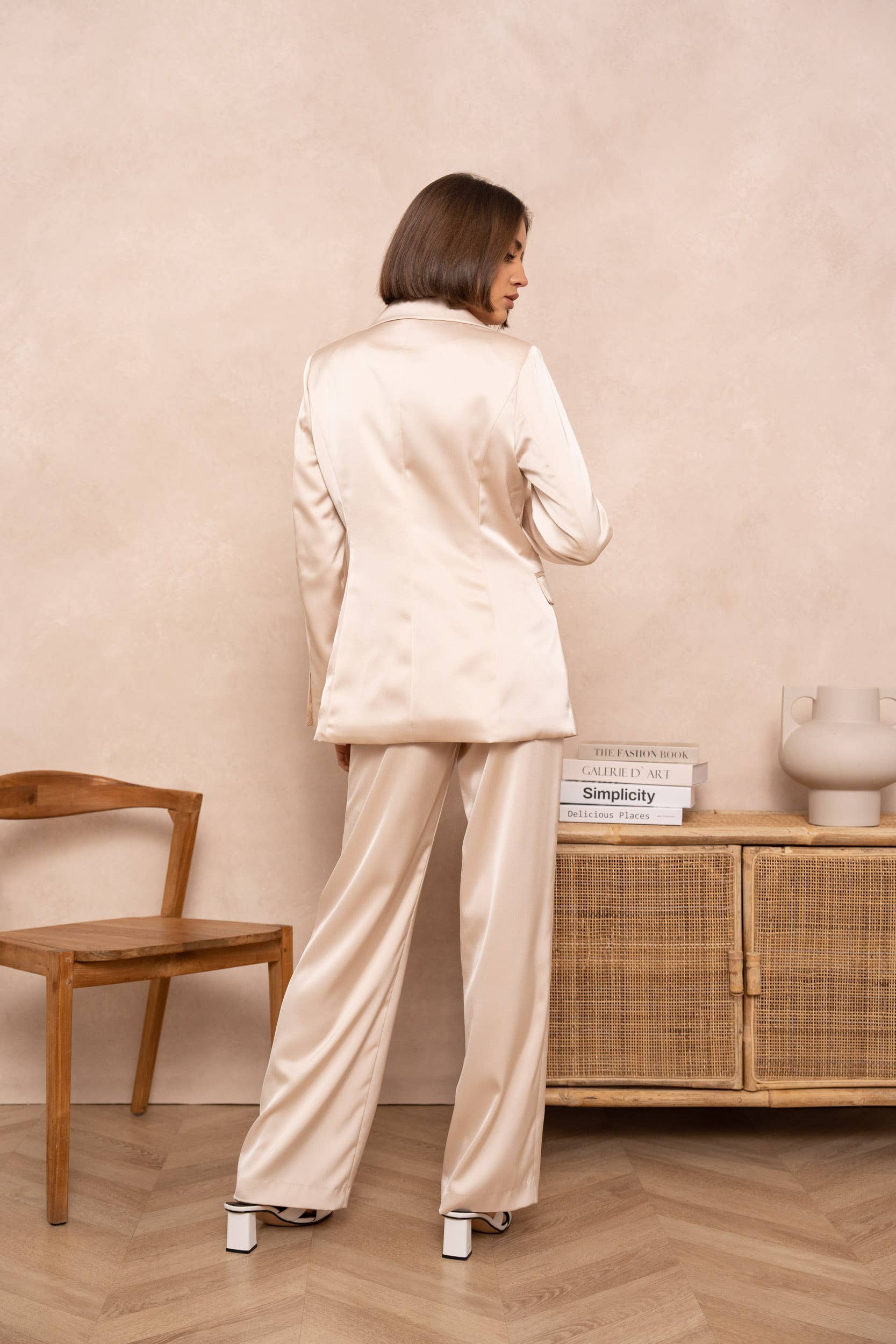 Attentif Paris – wholesale Kostymjacka – Dam – Smal skräddarsydd satinjacka med enfärgade knappar14