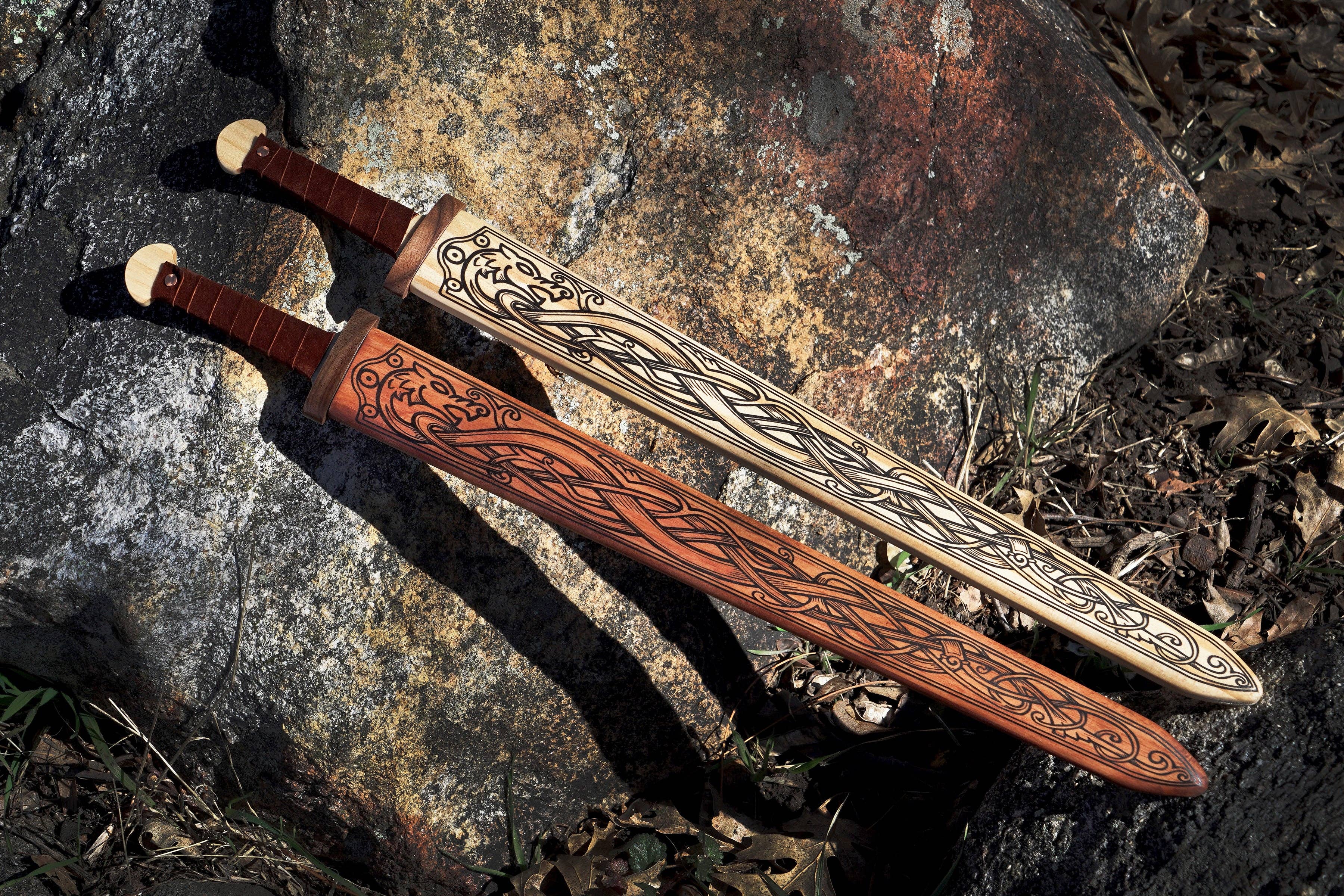 Backwoods Provisions - Vente Jouet en bois – enfant - Mini épée viking en bois avec motif nordique clair ou foncé1