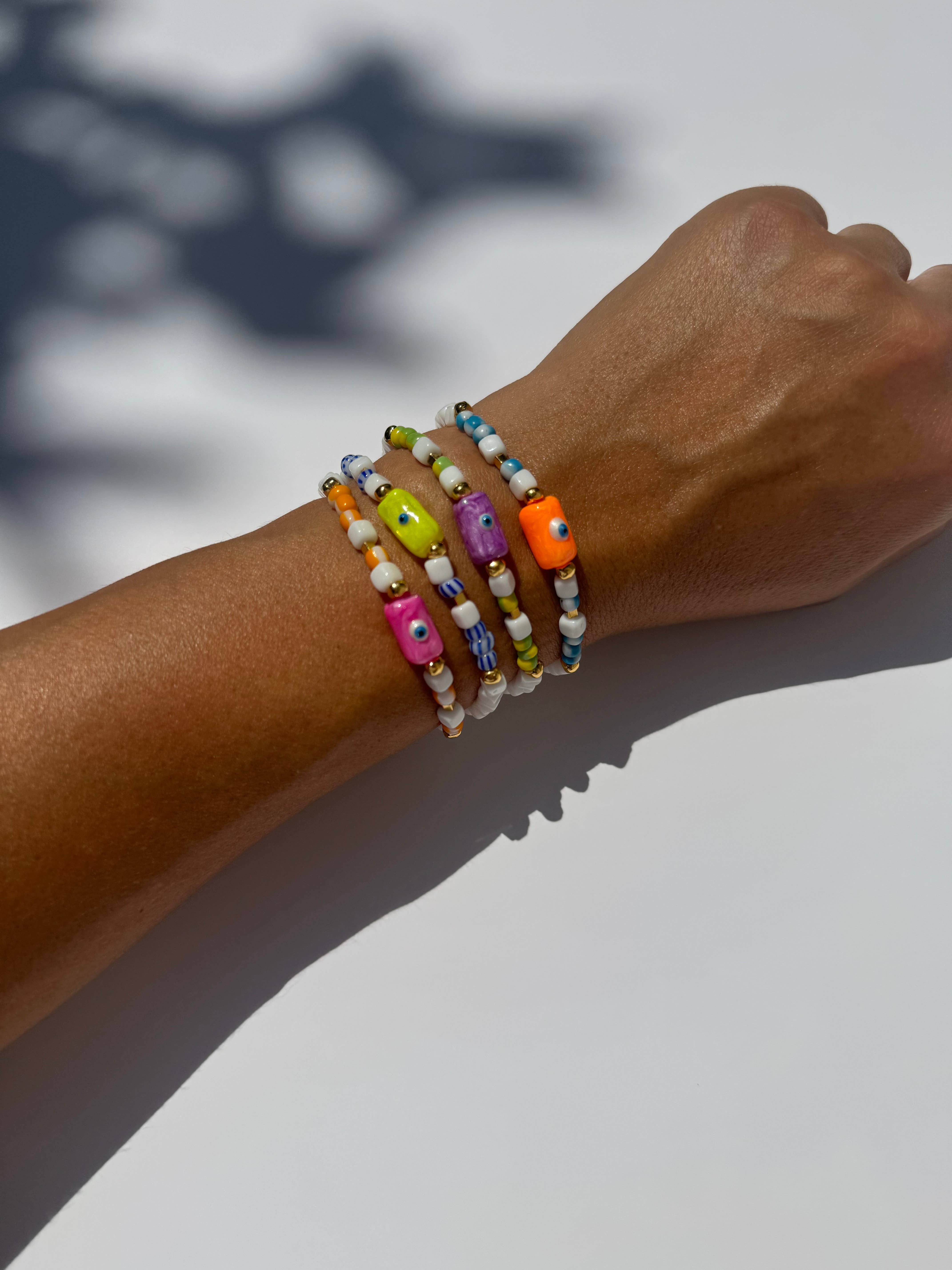 Christina Christi – Engroshandel Perlearmbånd – Farverige armbånd med onde øje - sæt med fire runde øje-vedhæng5