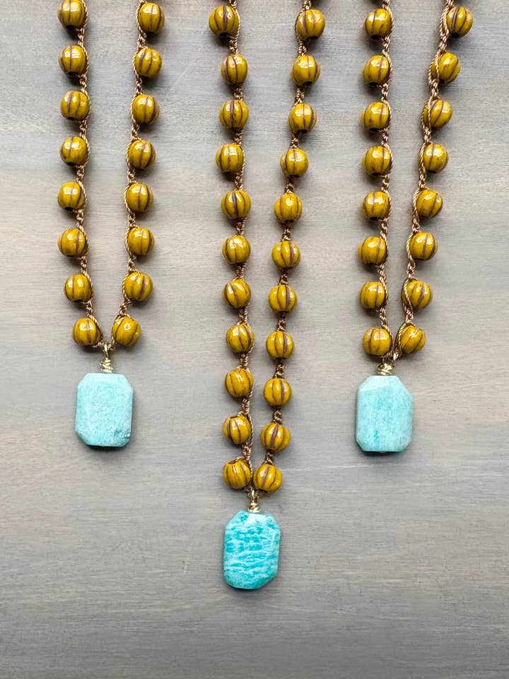 Glasgehäkelte Halskette in Goldrute mit facettiertem Amazonit für den Großhandel von Twist Style