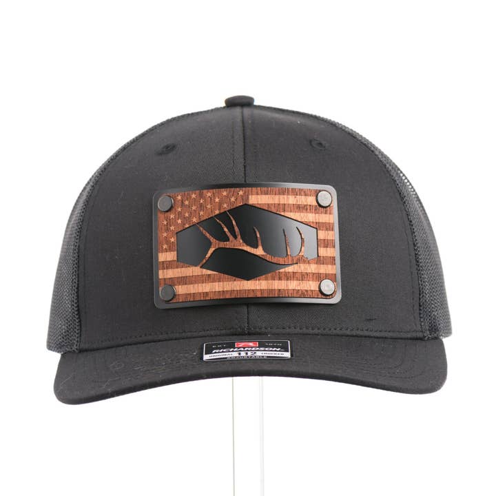 Cappello Trucker con Toppe Bandiera Americana e Denti in Legno di Mogano per la vendita all'ingrosso da parte di Last Best Supply Co