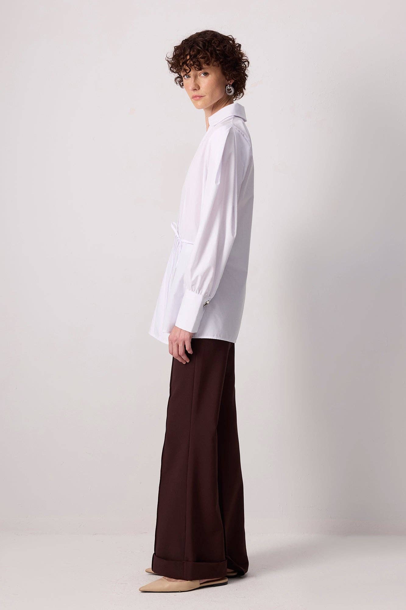 Hvid ASYMMETRISK BÆLTEDE POPLIN-OMSLAGSSKJORTE - BOMULDSBLANDING for engroshandel på Faire3