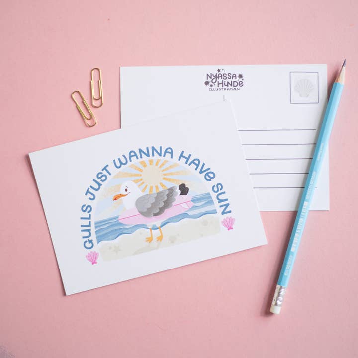 Cartolina illustrata sul mare con i gabbiani che vogliono divertirsi, formato A6 per la vendita all'ingrosso da parte di Nyassa Hinde Illustration