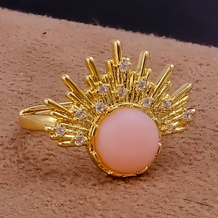 Bague réglable en opale rose avec soleil en zircone cubique plaqué or pour la vente par El Joyero