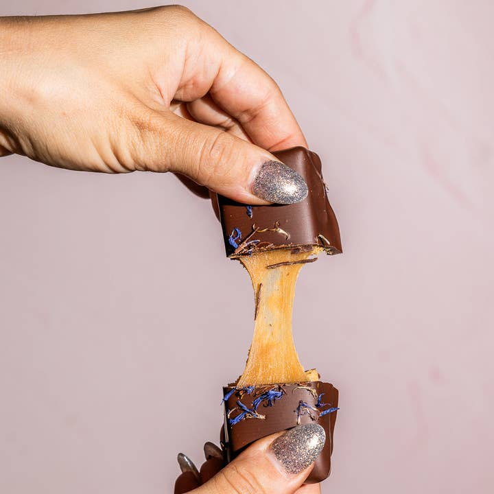 Crumble Charms - Wholesale Chocolate-covered sweets - Caramel Cookie Bar (12 Pieces)