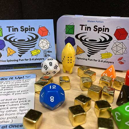 Surprisingly Fun Games – Großhandel Brettspiele – Tin Spin - Ein Geschicklichkeitsspiel mit Würfeln für 2-6 Spieler