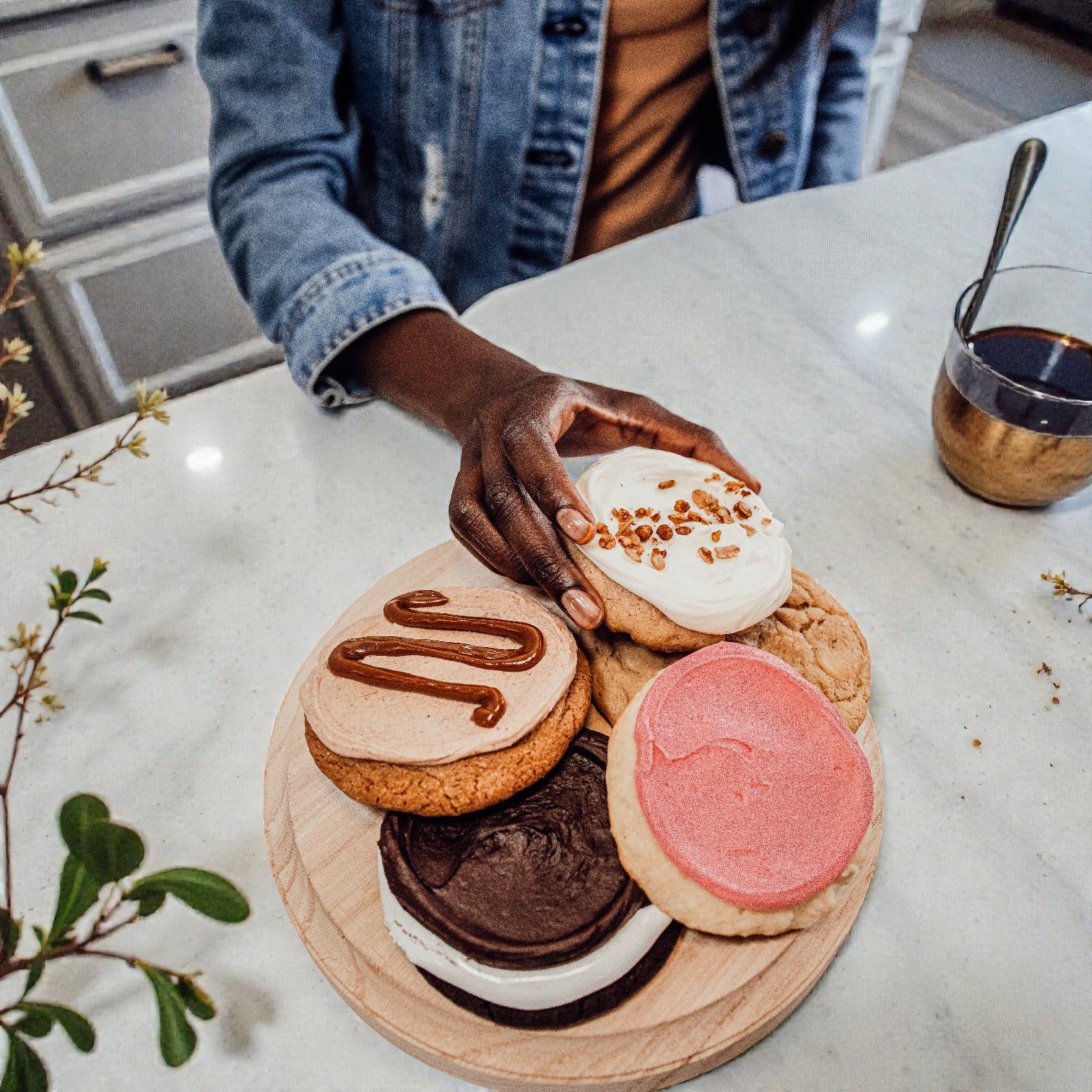 Gia Roma - Wholesale Decoratief dienblad - Ronde houten standaard en sierbord voor tafeldecoratie33