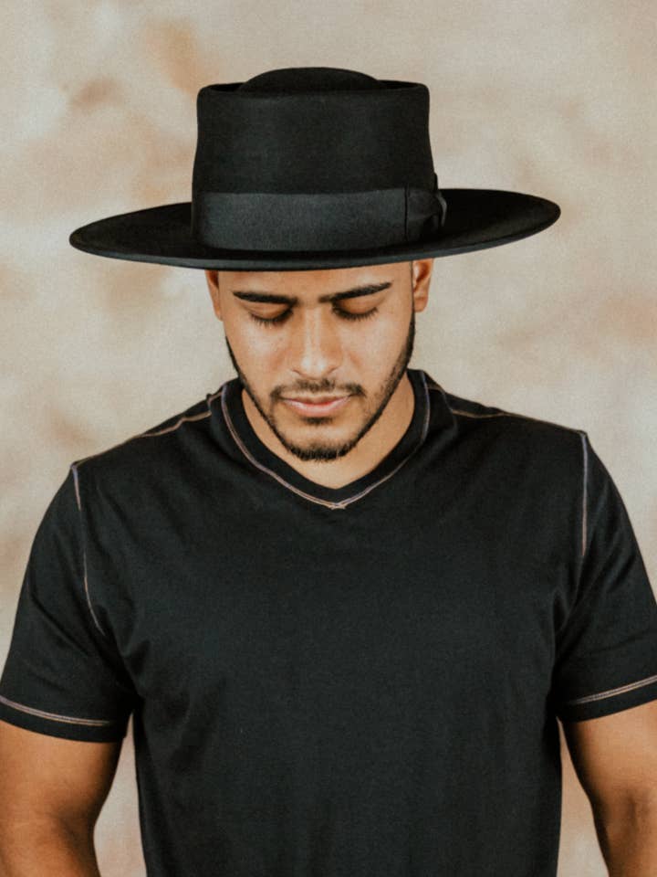 Noire Perle pour la vente par Motley Hat Co.