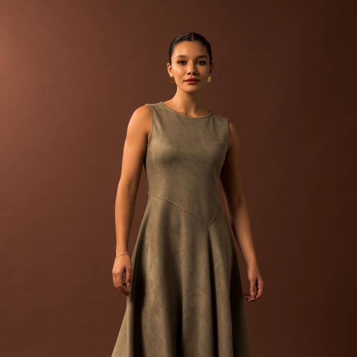 Ärmelloses asymmetrisches Kleid aus Pfirsichhaut 11655 für den Großhandel von FERRACHE