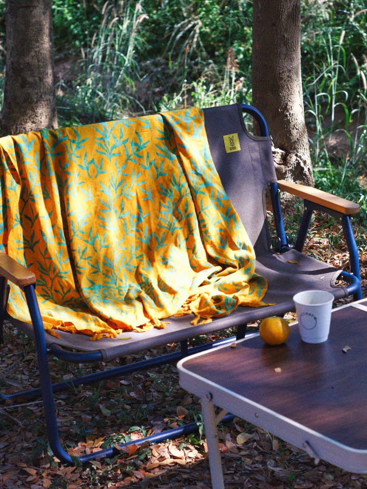 YUMI & KORA – Engroshandel Strandbadekåbe – Dame – Yellow batik sarong med blåt sivemønster - LANTA REEF10