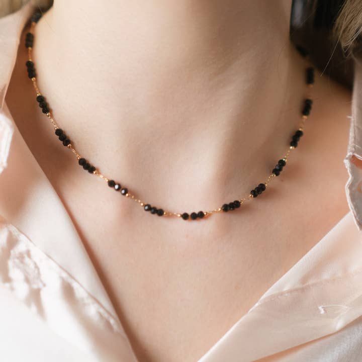 Collier ras du cou Mangalsutra indien asiatique avec perles en cristal noir fait main pour la vente par The Colourful Aura