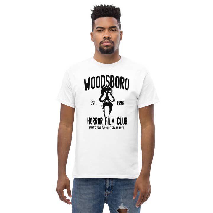 T-shirt met grafische print van Woodsboro Horror Film Club voor wholesale door TheStashHouse