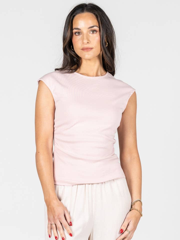 Top a girocollo con arricciatura laterale in cotone e spandex - CET3128 per la vendita all'ingrosso da parte di C'est Moi Clothing Co