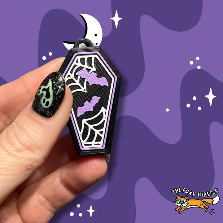 Porte-clés et charme de sac en forme de cercueil avec chauves-souris et jouet anti-stress à clics pour la vente par The Foxy Hipster