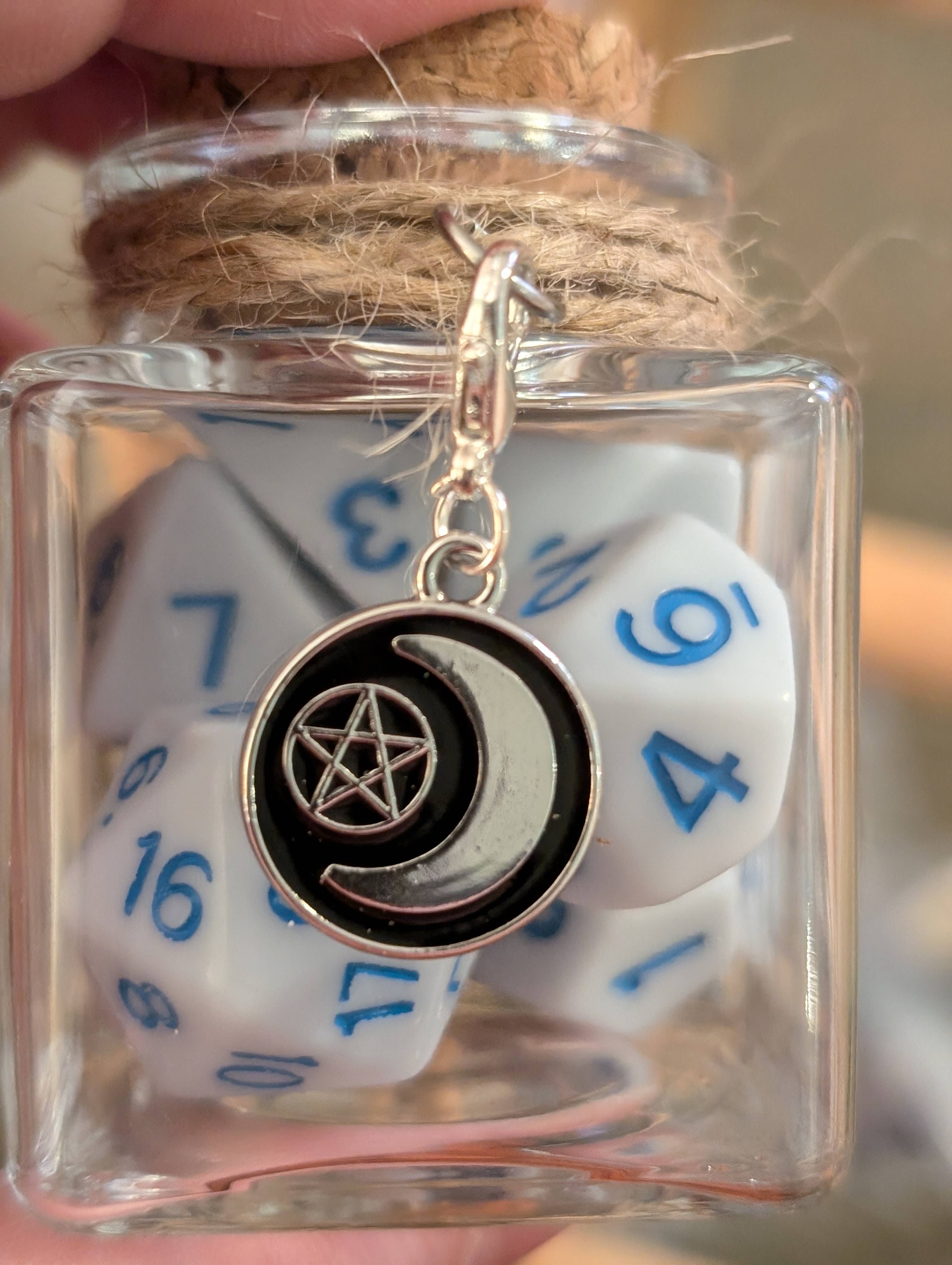 Con-Quest Crafts - Venta al por mayor Dado - Tarros de dados de hechizo con 7 dados D20 para TRPG24