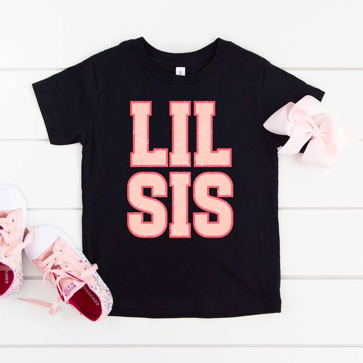 Lil Sis Distressed | Kortärmad T-shirt med ungdomsgrafik för wholesale av The Juniper Shop Wholesale