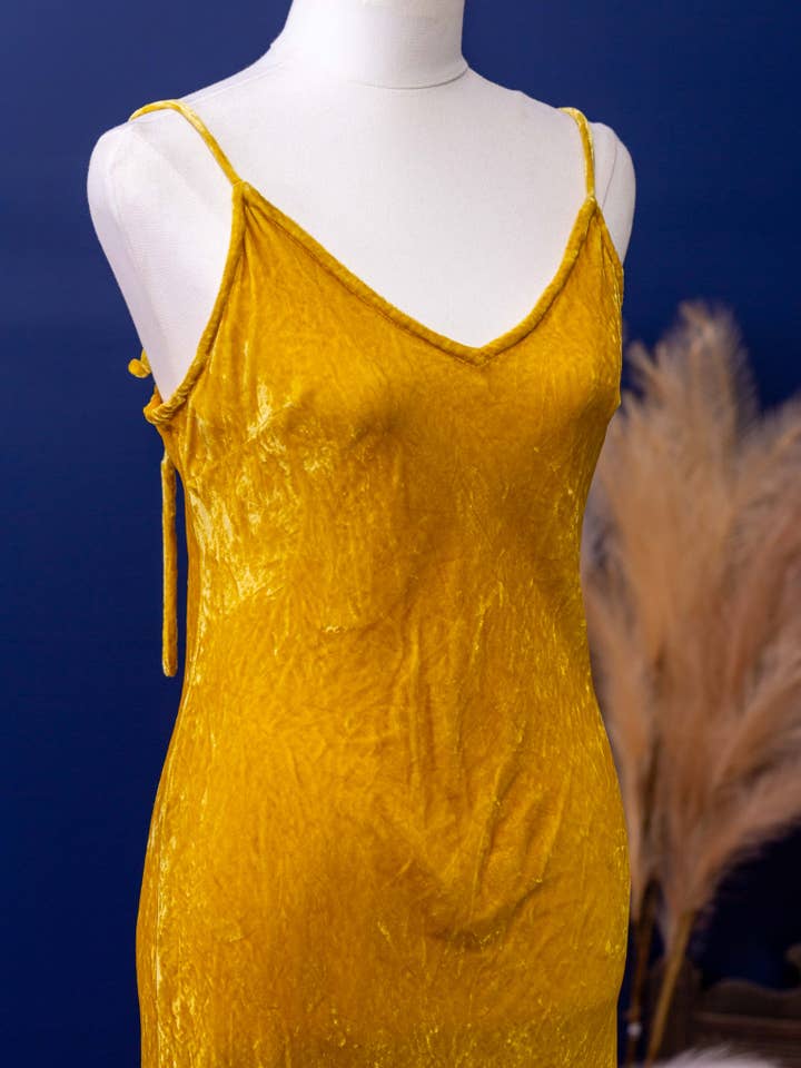 Abito lungo in velluto di seta oro per la vendita all'ingrosso da parte di TABOO FASHION