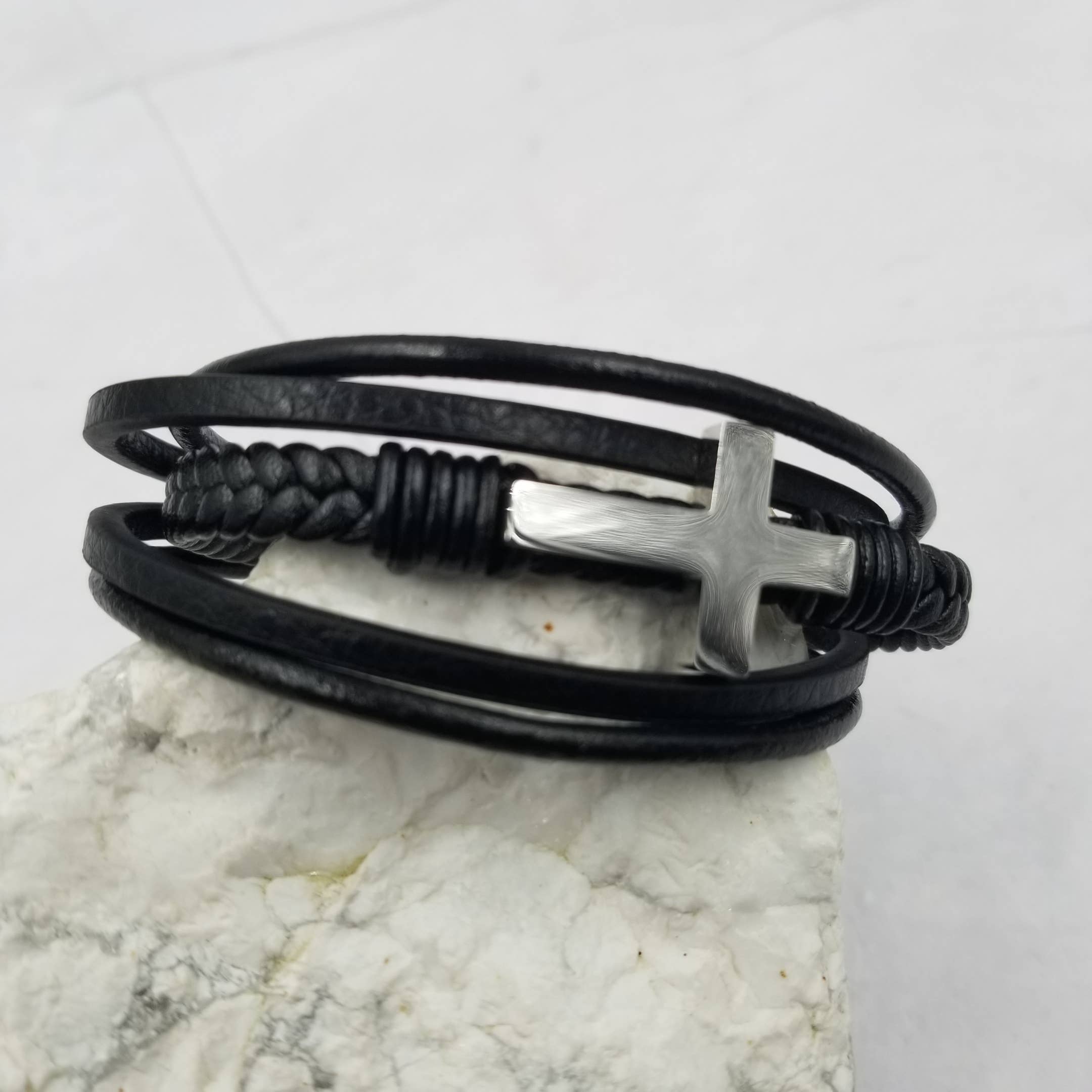 The Pretty Jewellery – Engroshandel Armbånd – Lagdelt læder Cross Armbånd - Magnetisk Snap1