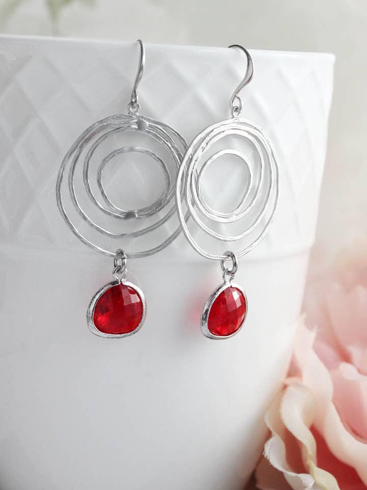 Boucles d'oreilles rondes en spirale | Verre rouge | Boucles d'oreilles uniques pour la vente par A Pocket of Posies