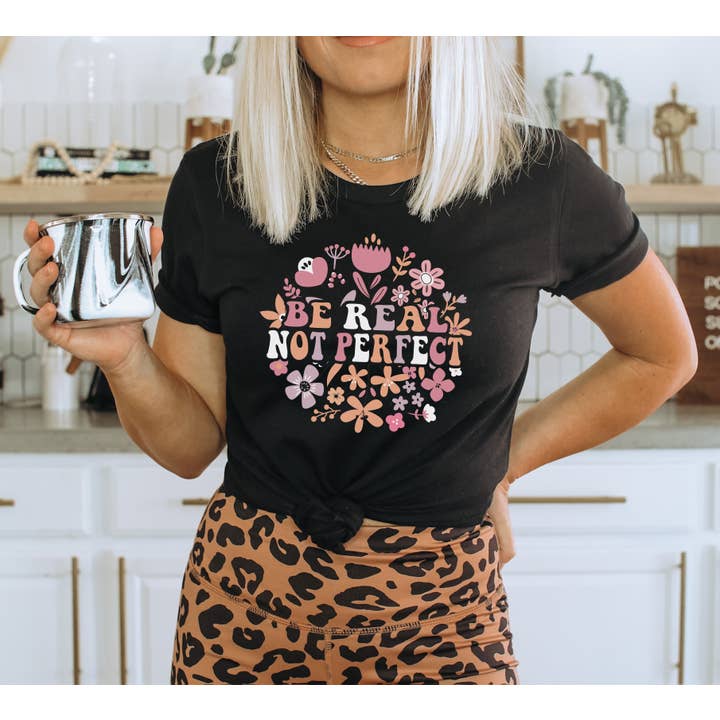 T-shirt Be Real Not Perfect | T-shirt illustré pour la vente par KM Clothing