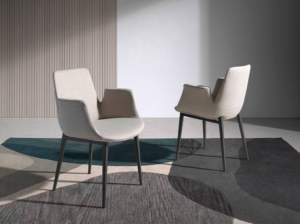 ANGEL CERDA – Engroshandel Stol – Stofbetrukket spisestol med armlæn og stel i sortlakeret stål2