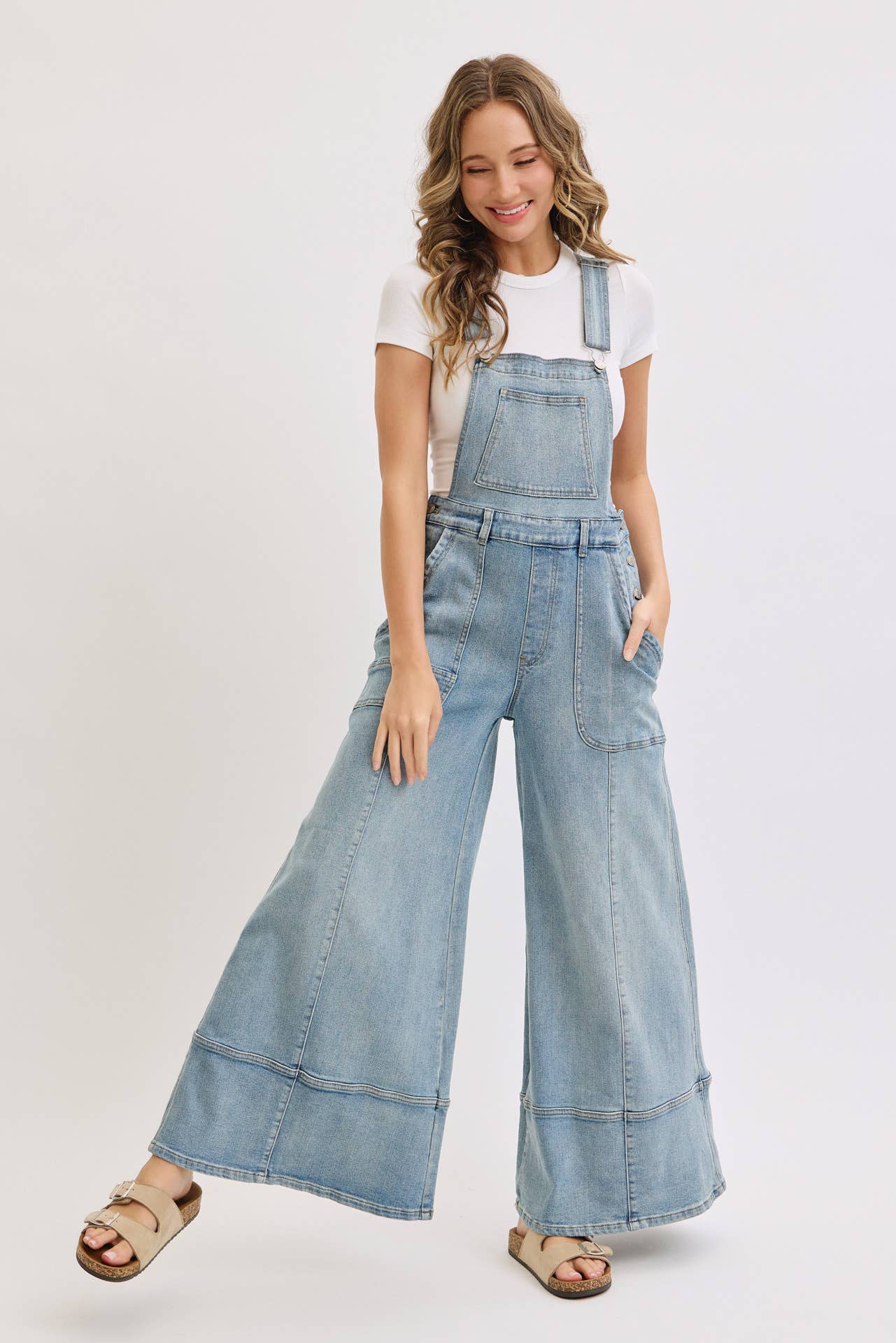 DENIMBLAUW DENIM OVERALL MET WIJDE PIJPEN voor groothandel op Faire8