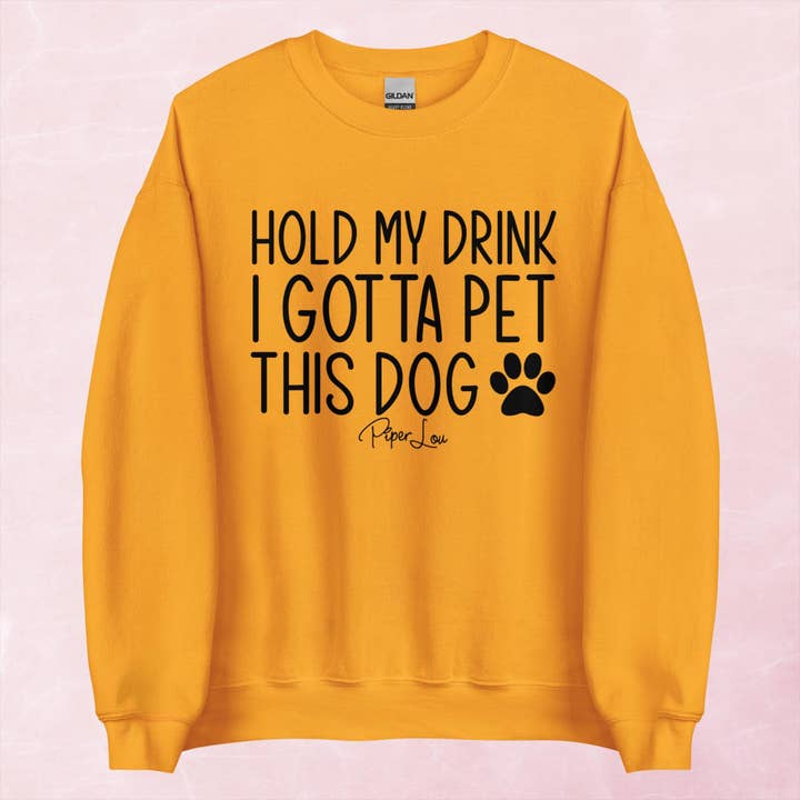 Sweat-shirt ras du cou graphique "Tiens mon verre, je dois caresser ce chien". pour la vente par Piper Lou Collection