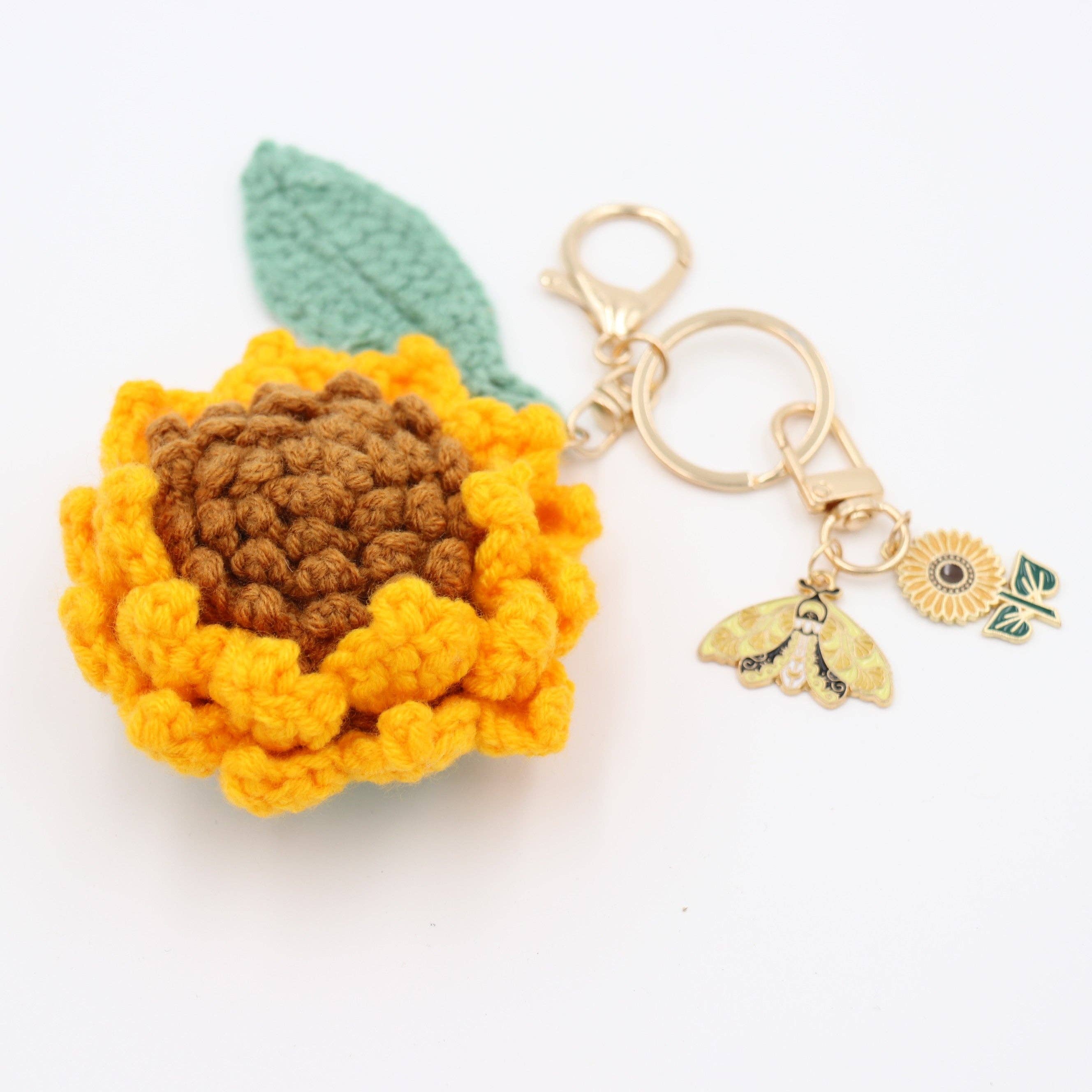 Sparkle Being - Wholesale Sleutelhanger - Dames - Kleine Zonnestraal: Handgemaakte Gebreide Zonnebloem met Geluksbedeltjes1