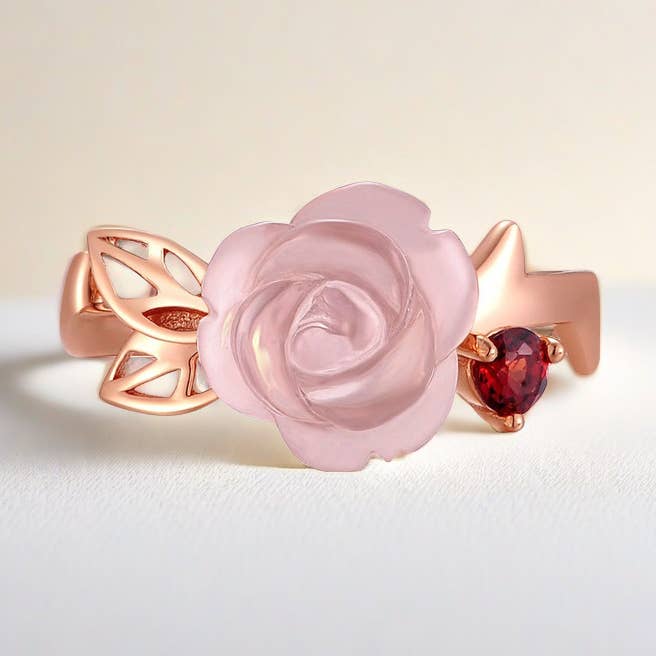 Bague florale en quartz rose naturel sculptée à la main en argent sterling plaqué or rose pour la vente par happyzzzsu