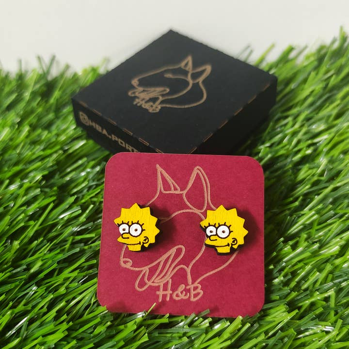 Färgglada träörhängen med Lisa Simpson från The Simpsons för wholesale av Herbs&Belles