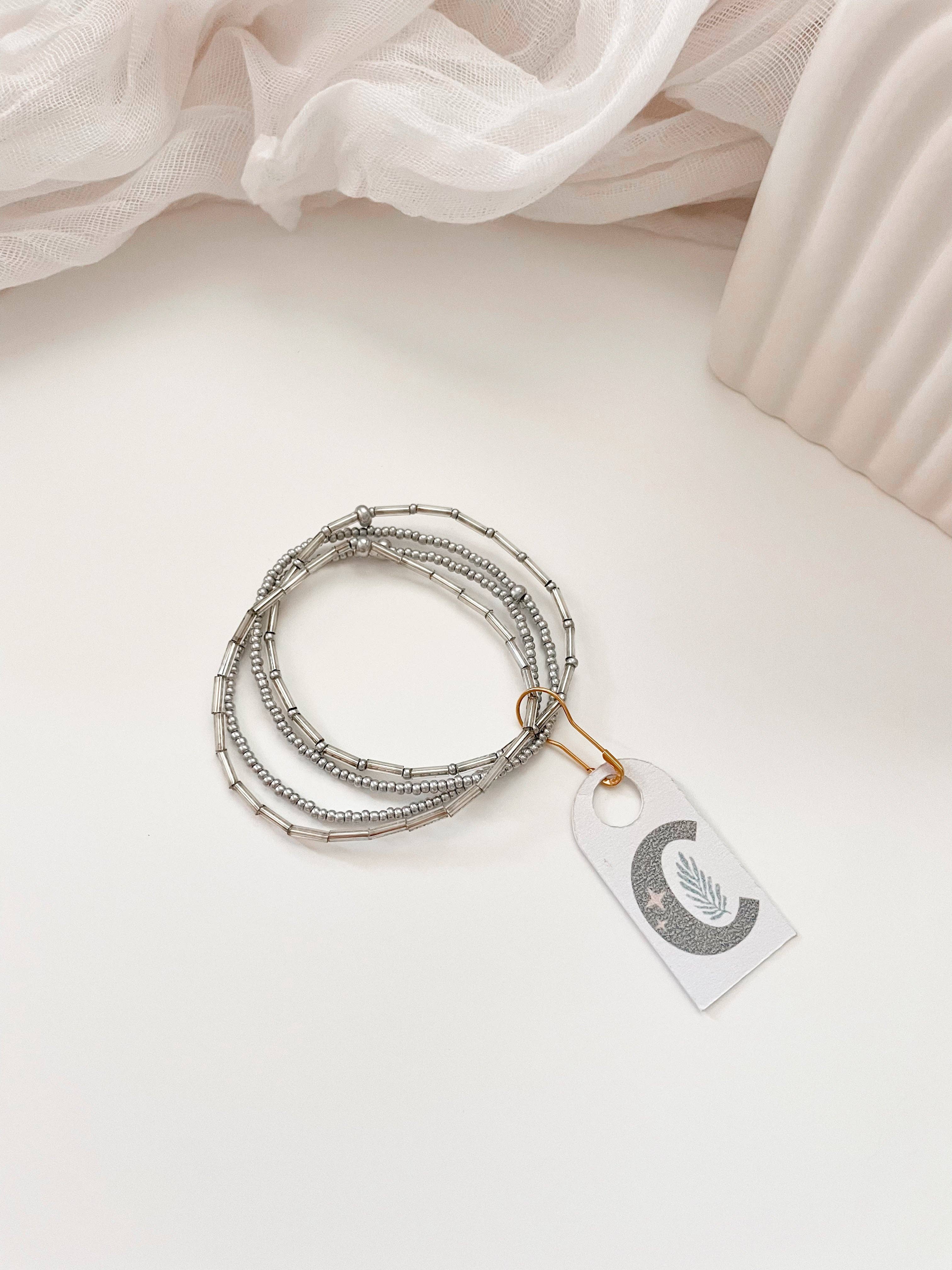 Caitlyn Clare Flair - Vente Parures de bijoux - Ensemble de bracelets empilables minimalistes en perles d'argent, ensemble de bracelets extensibles en perles de verre pour femmes, ensemble de bracelets délicats en perles1