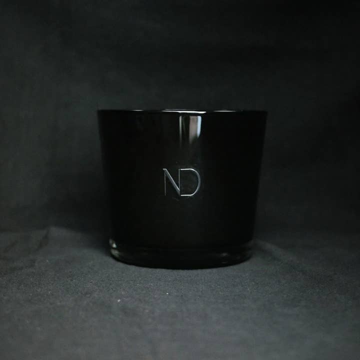 Nicolas Dhuren Home Fragrance – Engroshandel Gavelys – Duftlys Træagtig 800g - Sort Eg