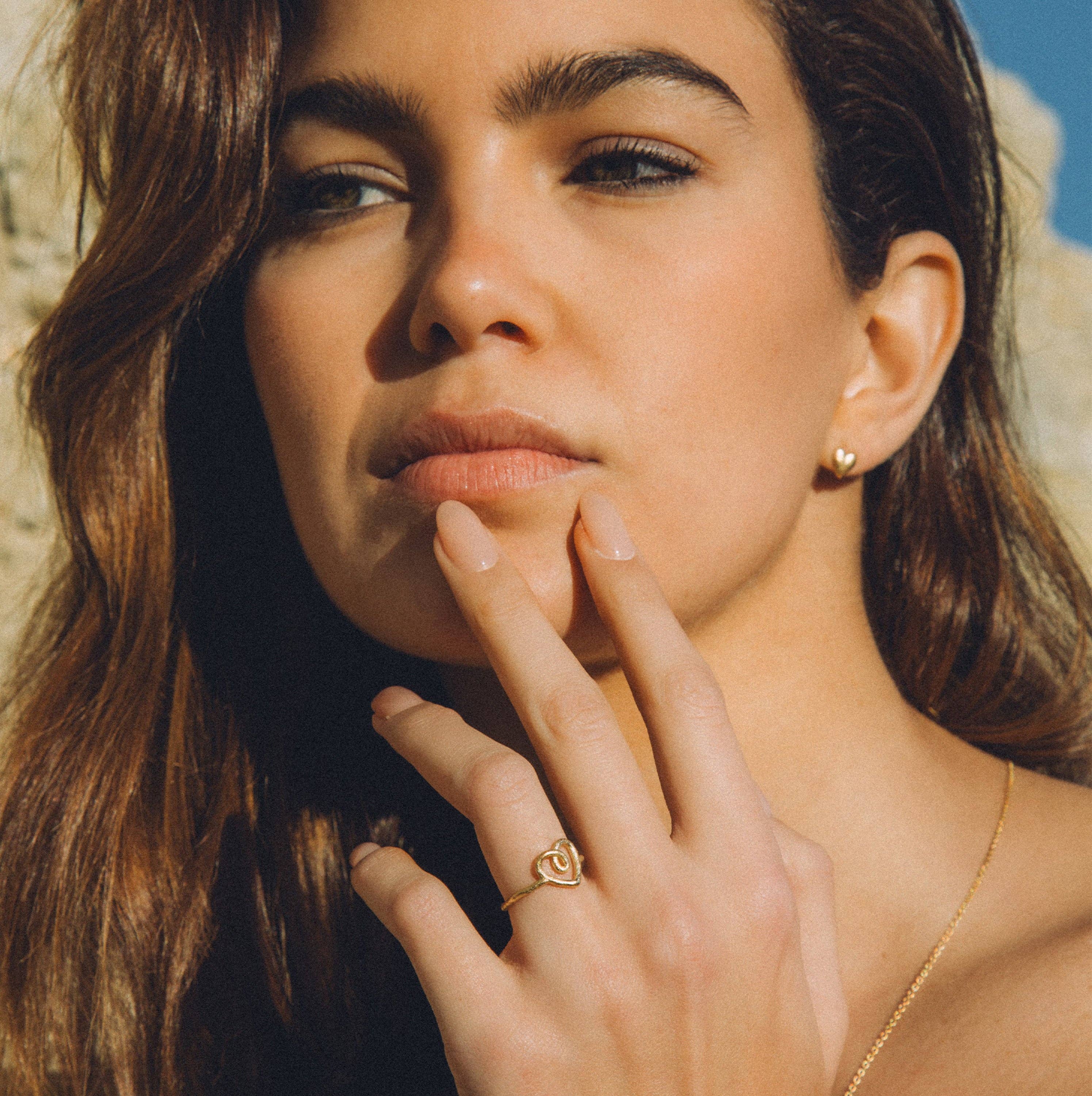 Agapée Jewelry - Vente Clous d'oreille - Boucles d’oreilles clous cœur Corà | Bijoux en or, cadeau étanche2