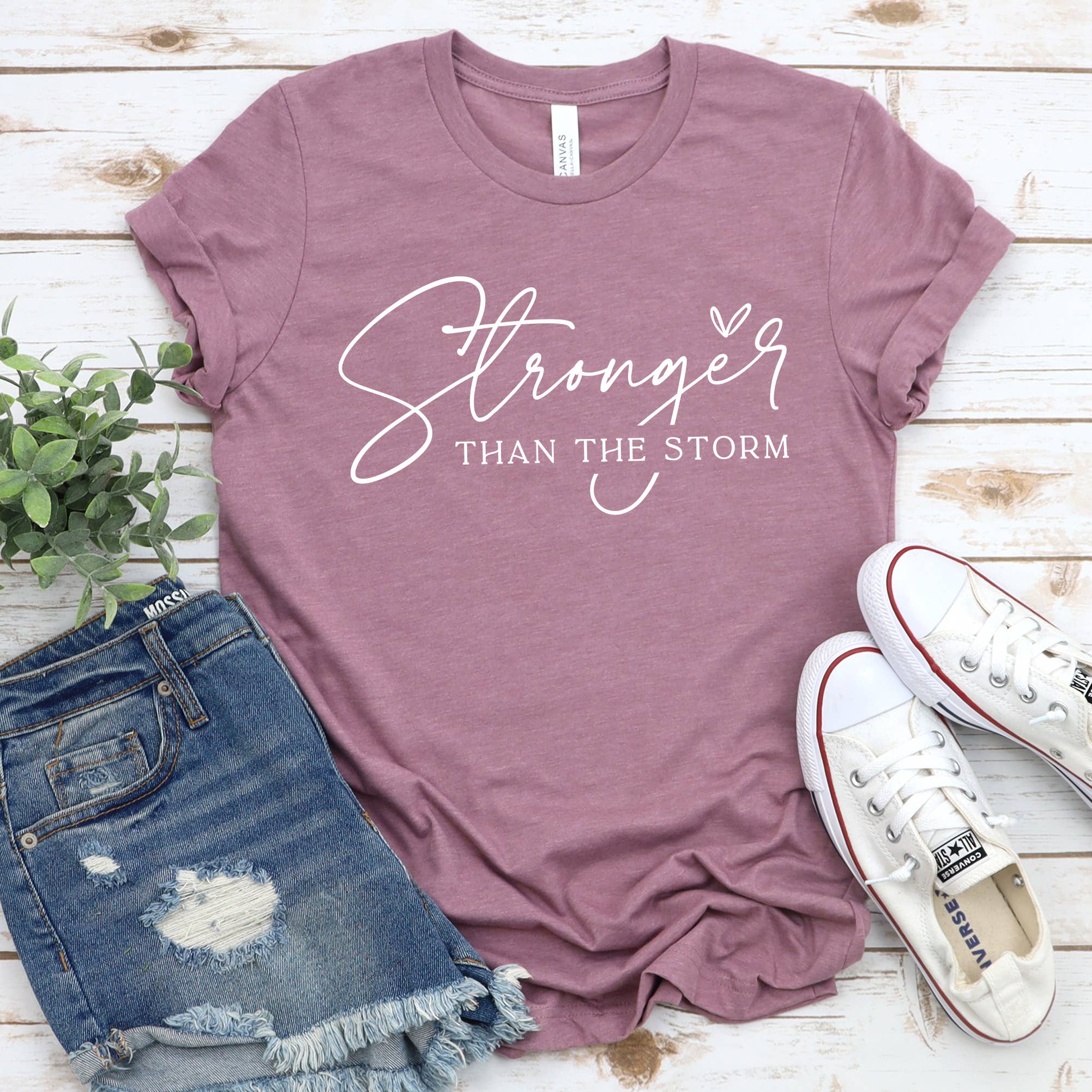 Down Home Tees - Vendita all'ingrosso Maglietta serigrafata - Donna - Maglietta ispiratrice Stronger Than The Storm Faith1