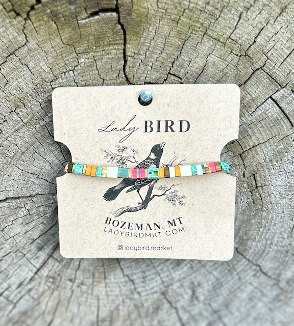 Lady Bird Market – wholesale Pärlarmband – Tila Set Beach Bum med vitt stretchigt kakelpärlarmband3
