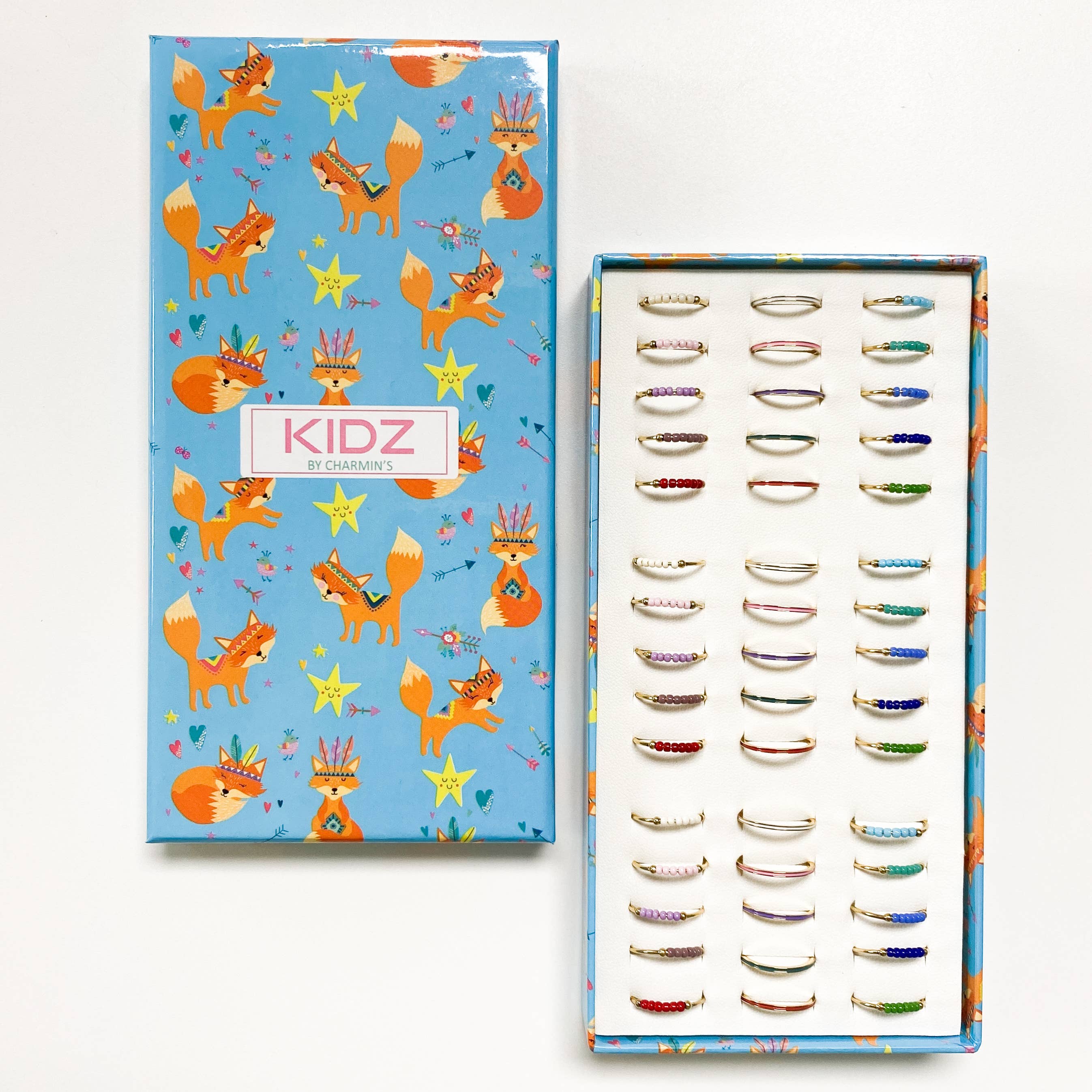 Charmin's Ringen – Anel de banda por atacado – Charmin's Ringen KIDZ - 45 anéis infantis coloridos em caixa para exposição, aço banhado a ouro, tamanhos 13, 14 e 151
