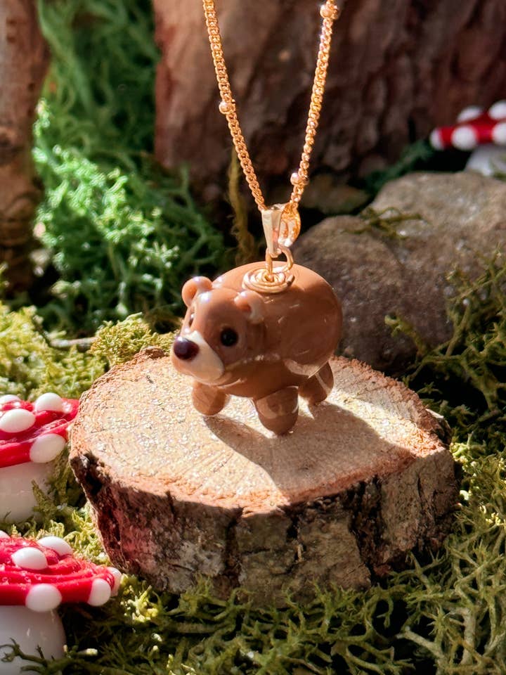 Collier Charme Ours Grizzly pour la vente par Picnic Blanket