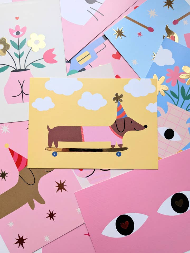 Postkort - Gravhund på et skateboard for engroshandel hos Tampala Studio