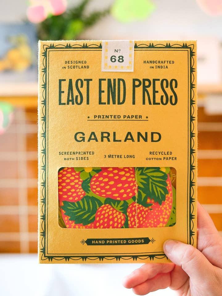 GUIRLANDE DE FRUITS COUSUS pour la vente par East End Press