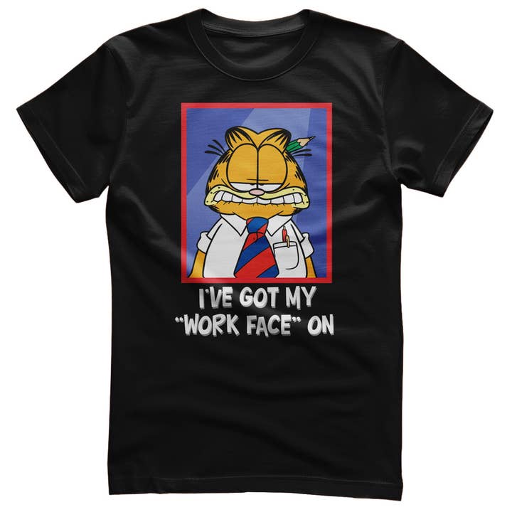 Ho la mia maglietta "Faccia da lavoro" indosso per la vendita all'ingrosso da parte di Hybris Production AB