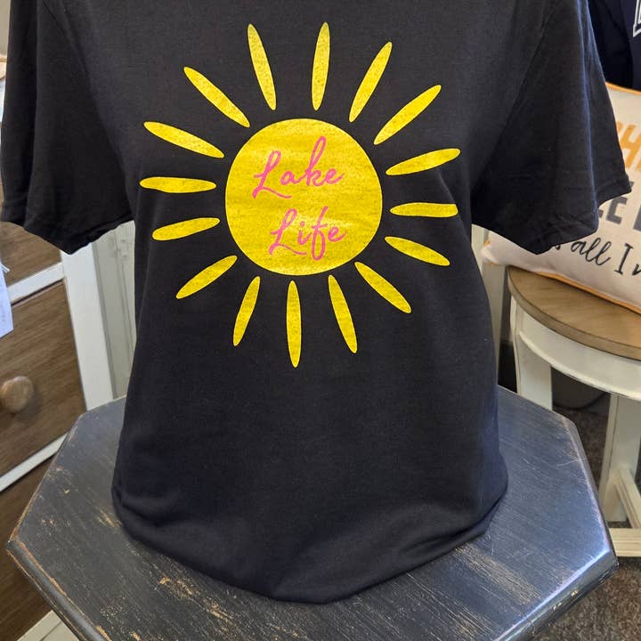 Vie au bord du lac ensoleillée pour la vente par Lake It To The Limit and Possibili-Tees Apparel