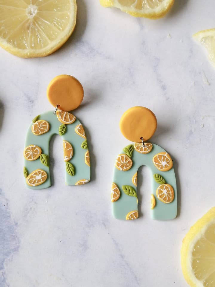Blå Citron Skiva Polymer Clay Örhänge för wholesale av Meraki Collective